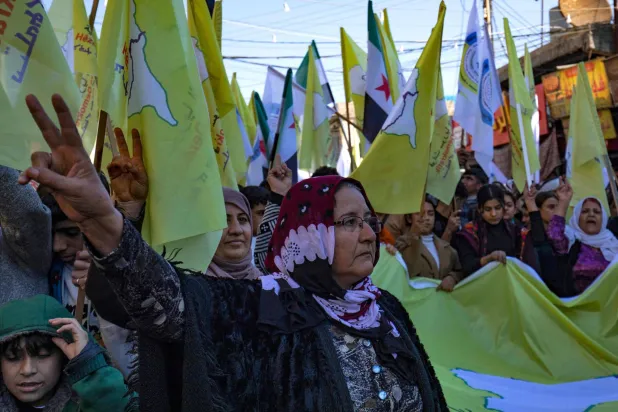 مظاهرة في الحسكة رفضاً للهجمات التركية على «قسد» (أ.ف.ب)