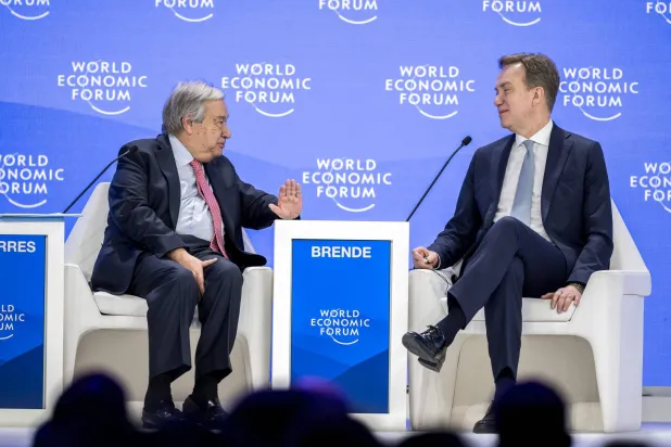 الأمين العام للأمم المتحدة أنطونيو غوتيريش (يسار) ورئيس «المنتدى الاقتصادي العالمي» بورغ بريندي في دافوس يوم 22 يناير 2025 (أ.ف.ب)