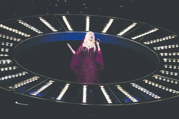 كريستينا أغيليرا تضيء مسرح «جوي أووردز» بفستان من إيلي صعب (موسم الرياض)