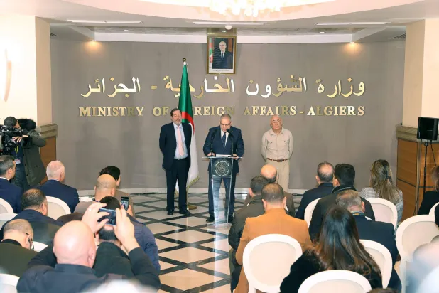 المؤتمر الصحافي الذي أعلن فيه عن النهاية السعيدة لاحتجاز السائح نافارو خواكيم (الخارجية الجزائرية)