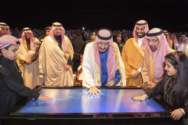 الملك سلمان بن عبد العزيز يدشن المرحلة الأولى من منظومة مشروعات مدينة وعد الشمال الصناعية في العام 2018 (واس)