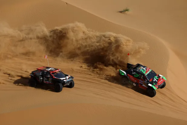 البطل السعودي متقدما خلال المراحل الأخيرة من السباق (رويترز)