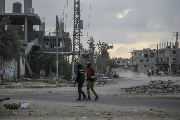 عنصرا أمن من «حماس» يقومان بدورية في أحد شوارع غزة (إ.ب.أ) 