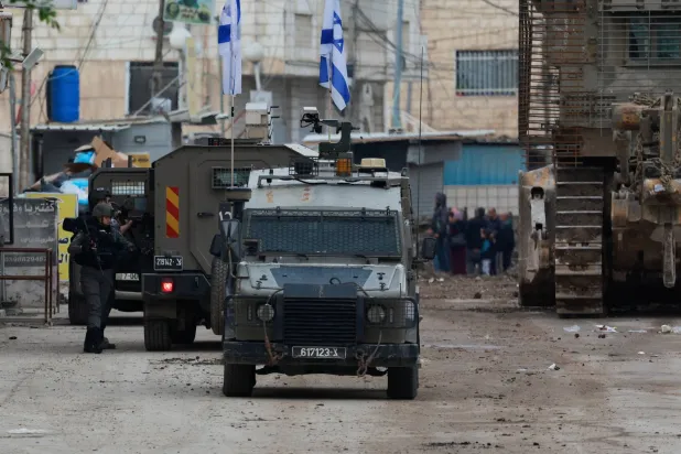 آليات إسرائيلية قرب مخيم جنين في الضفة الغربية (رويترز) 