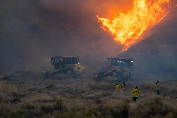 مشهد لانتشار النيران بالقرب من بحيرة كاستايك حيث أتت على 1400 هكتار (أ.ف.ب)