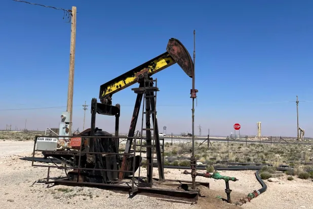 رافعة مضخة نفط في منطقة لوكو هيلز في نيو مكسيكو بالولايات المتحدة (رويترز)