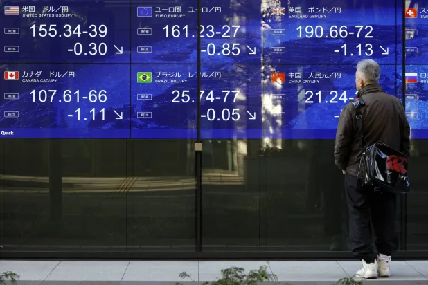 لوحة مؤشر الصرف الأجنبي تظهر سعر الدولار الأميركي مقابل الين الياباني في طوكيو (وكالة حماية البيئة)