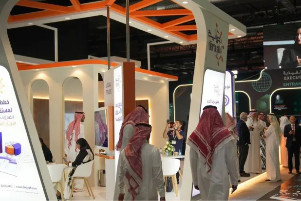 زوار في جناح «دراية المالية» في مؤتمر «فنتك 24» بالرياض (إكس)