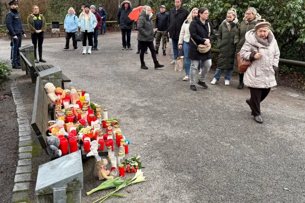 ورود في حديقة بلدة أشافنبورغ بالمكان الذي قَتَل فيه طالب لجوء أفغاني طفلاً يبلغ عامين ورجلاً طعناً بالسكين (رويترز)