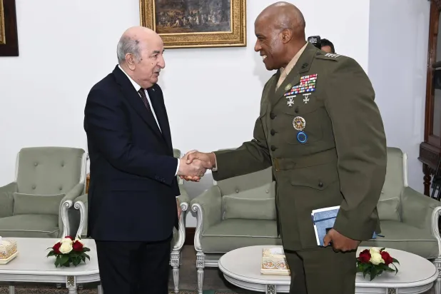 الرئيس الجزائري مع المسؤول العسكري الأميركي (الرئاسة)