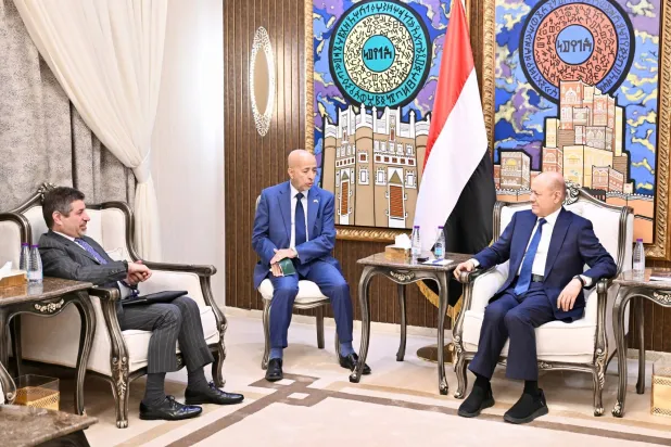 رئيس مجلس القيادة اليمني د. رشاد العليمي يستقبل السفير الأميركي لدى اليمن ستيفن فاغن يوم 15 يناير الحالي (السفارة الأميركية)