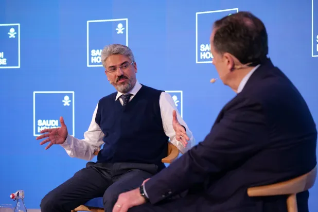 جانب من جلسة شارك فيها طلال كنسارة ضمن أعمال «Saudi House» في دافوس (الشرق الأوسط)