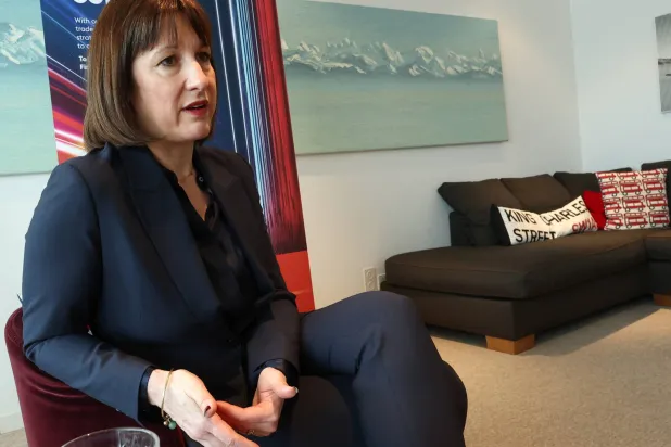 وزيرة المالية البريطانية راشيل ريفز على هامش الاجتماع السنوي لـ«المنتدى الاقتصادي العالمي» في دافوس (رويترز)