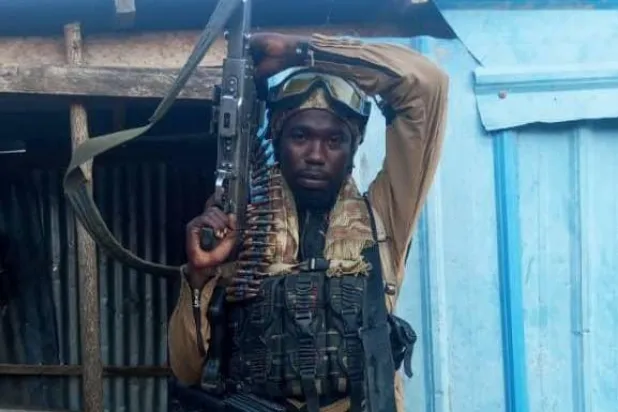 أبو عكرمة يحمل سلاحاً رشاشاً قبل أن يعتقله جيش نيجيريا (صحافة محلية)