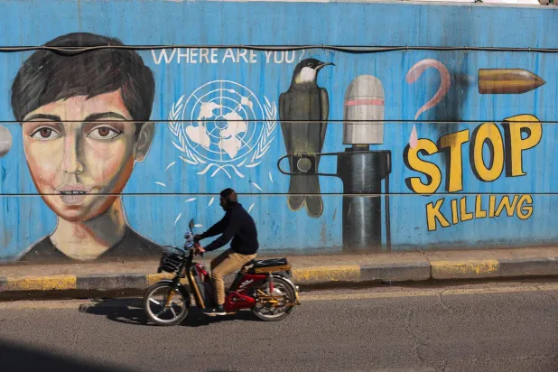 يتخوّف ناشطون من أن يشمل قانون العفو العام في العراق مدانين بجرائم فساد وقتل (أ.ف.ب)