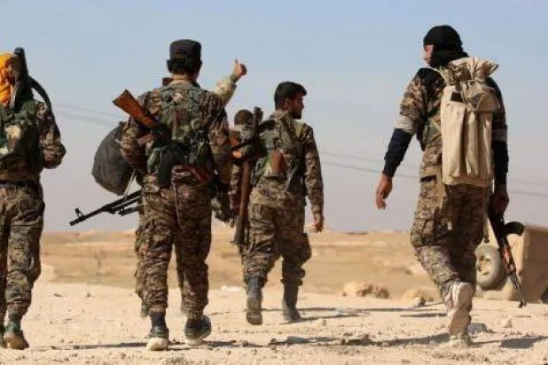 عناصر من «قسد» أثناء عملية تسلل على مواقع للفصائل شرق حلب (أ.ف.ب)