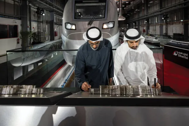 الشيخ خالد بن محمد بن زايد آل نهيان والشيخ حمدان بن محمد بن راشد آل مكتوم خلال حفل الكشف عن المشروع (وام)