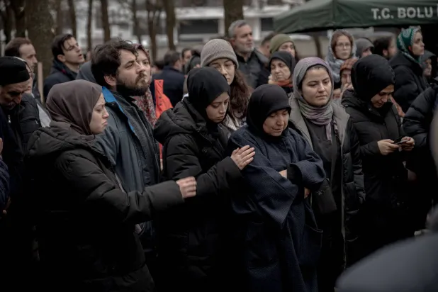 عائلات بعض ضحايا حريق فندق مركز التزلج في غرب تركيا أثناء تشييع جنازاتهم (أ.ف.ب)
