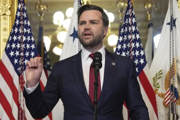 جيه دي فانس نائب الرئيس الأميركي يتحدث في البيت الأبيض بواشنطن 21 يناير 2025 (أ.ب)