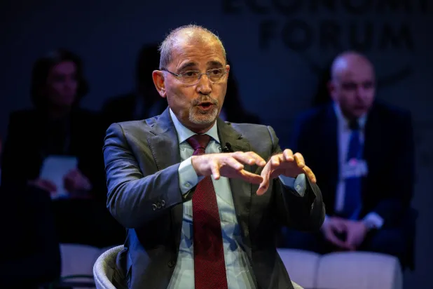 أيمن الصفدي وزير الخارجية الأردني خلال المنتدى الاقتصادي العالمي في دافوس بسويسرا (د.ب.أ)