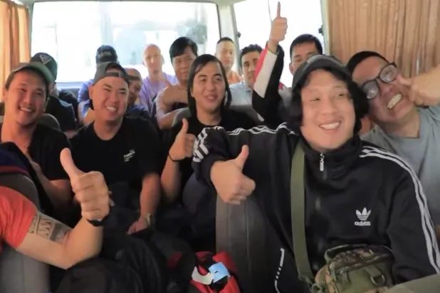 عدد من أفراد طاقم السفينة المختطفة يبتسمون خلال الإفراج عنهم (إكس)