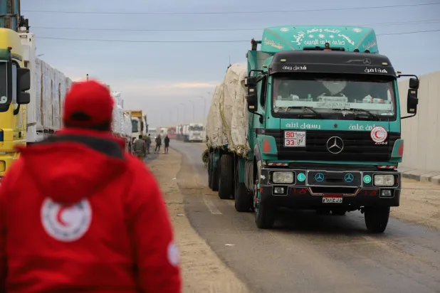شاحنات مساعدات مصرية في طريقها إلى قطاع غزة (الهلال الأحمر المصري)
