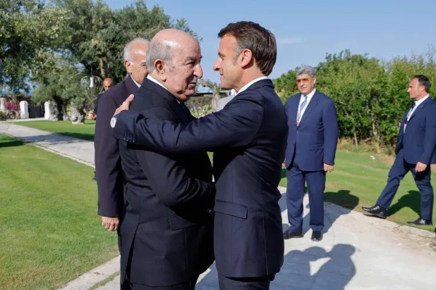 الرئيسان الجزائري والفرنسي قبل اندلاع الأزمة بين البلدين (أ.ف.ب)