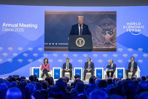 Trump dün Davos Forumu'nda katılımcılarla video aracılığıyla konuştu (AFP)