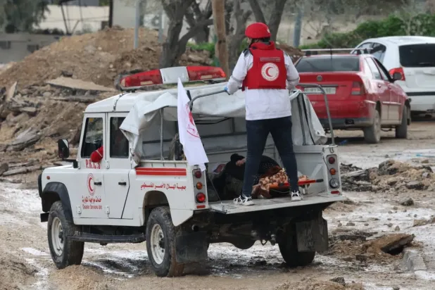 Filistinli sağlık görevlileri yaşlı bir adamı İsrail askeri operasyonuna maruz kalan Cenin kampından tahliye ediyor (EPA)