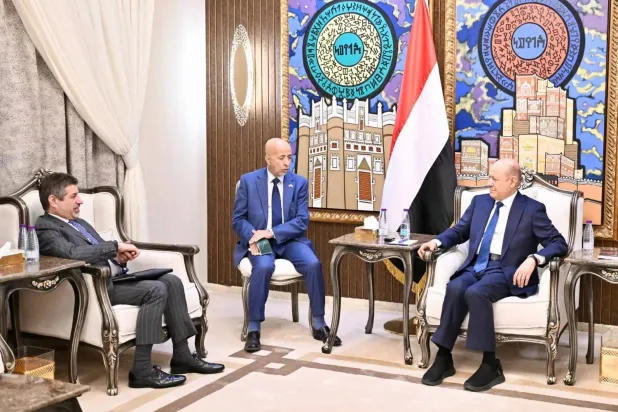 Yemen’s Presidential Leadership Council Head Dr. Rashad Al-Alimi meets US Ambassador to Yemen Steven Fagin on January 15 (US Embassy) 