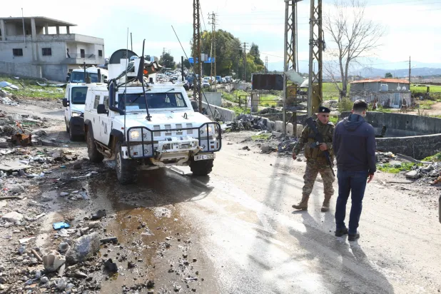 سيارة تابعة لقوات الأمم المتحدة المؤقتة (يونيفيل) خلال دورية في جنوب لبنان بالقرب من الحدود مع إسرائيل 23 يناير 2025 (رويترز)