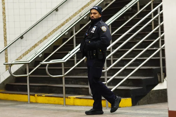 أحد أفراد شرطة نيويورك يقف حارساً في محطة غراند سنترال (أ.ف.ب)