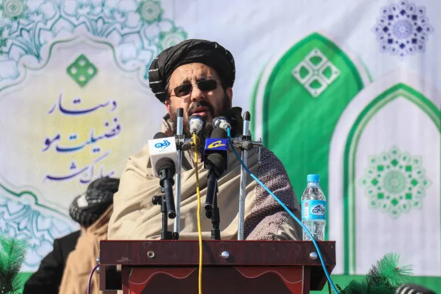 نائب وزير الداخلية الأفغاني محمد نبي عمري يتحدث خلال حفل تخرج مدرسة «منبع الجهاد» الإسلامية في خوست... 24 يناير 2025. قالت حكومة «طالبان» الأفغانية في 24 يناير إن مذكرة الاعتقال التي أصدرتها المحكمة الجنائية الدولية بحق قادتها «ذات دوافع سياسية» (أ.ف.ب)