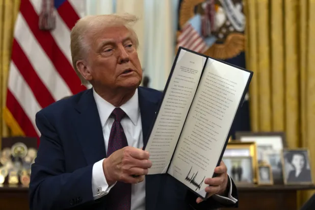 الرئيس دونالد ترمب رافعاً القرار التنفيذي المتعلق بكشف وثائق اغتيال الرئيس جون كيندي والسيناتور روبرت كيندي والقس مارتن لوثر كينغ (أ.ب)