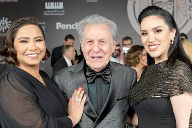 المايسترو سليم سحاب يتوسط مي فاروق وشرين عبد الوهاب (الشرق الأوسط)