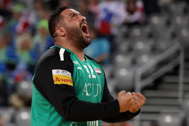 محمد علي حارس مصر يحتفل بالفوز المثير (رويترز)