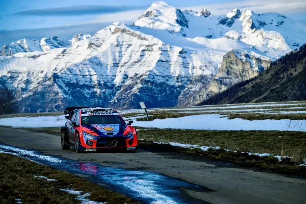 أحد المتسابقين خلال مرحلة الطرق الأسفلتية (أ.ف.ب)