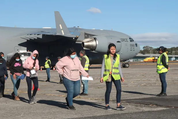مهاجرون غواتيماليون في قاعدة جوية في غواتيمالا يغادرون طائرة عسكرية أميركية بعد ترحيلهم من الولايات المتحدة (ا.ف.ب)