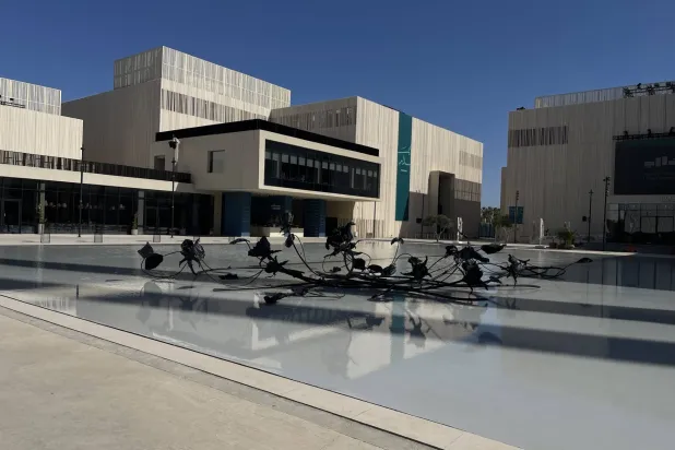 أحد الأعمال المعاصرة ضمن قسم «المظلة» في بينالي الفنون الإسلامية (الشرق الأوسط)