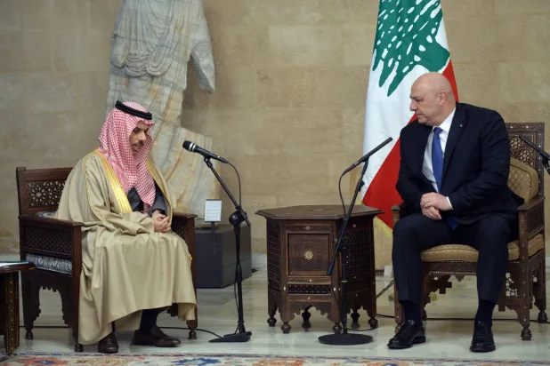 
وزیر خارجه پادشاهی عربی سعودی، در دیدار با رئیس‌جمهور لبنان (EPA)