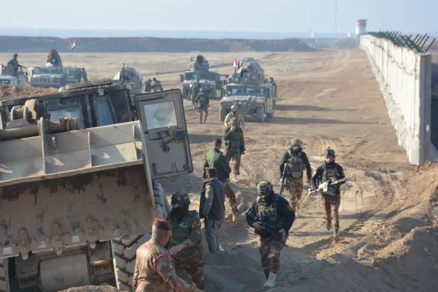 جنود من الجيش العراقي ينتشرون عند سياج خرساني ممتد على أجزاء من الحدود مع سوريا (إعلام أمني)