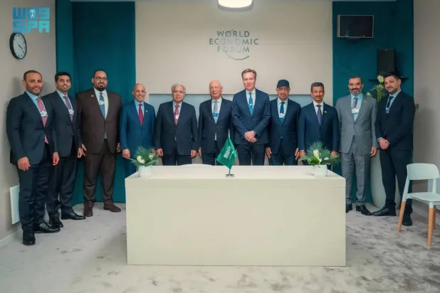 وفد السعودية رفيع المستوى في ختام «منتدى دافوس» مع المؤسس والرئيس التنفيذي للمنتدى كلاوس شواب (واس)