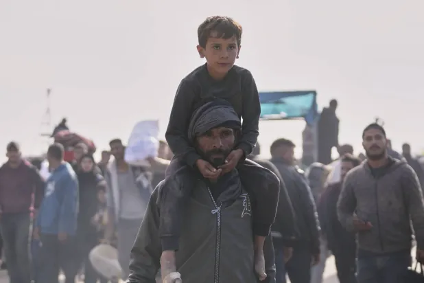 فلسطينيون ينتظرون في وسط غزة السماح لهم بالعودة إلى الشمال السبت (أ.ب)