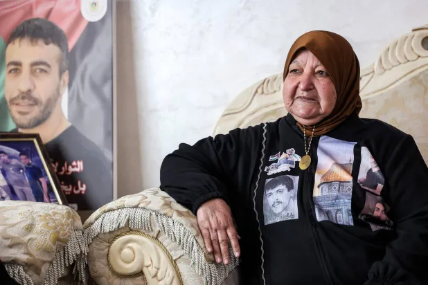 لطيفة أبو حميد بمنزلها في رام الله (أ.ف.ب)