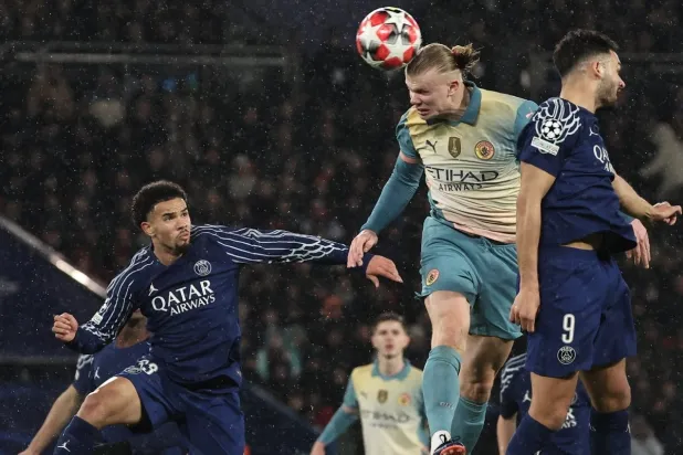 هالاند خلال المباراة الأخيرة أمام سان جيرمان في دوري أبطال أوروبا (إ.ب.أ)