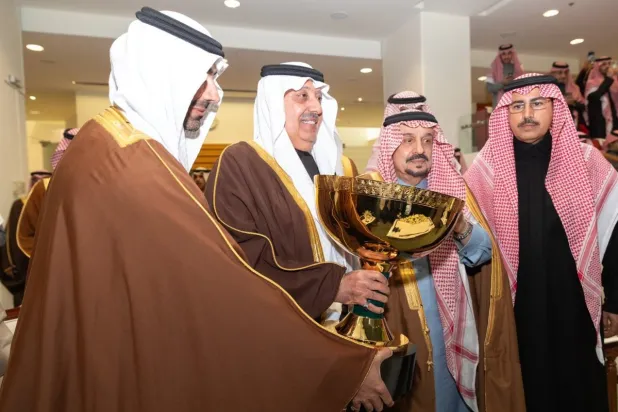 الأمير فيصل بن بندر يسلم الأمير متعب بن عبدالله كأس خادم الحرمين لإنتاج الفئة الأولى محلي (نادي الخيل)