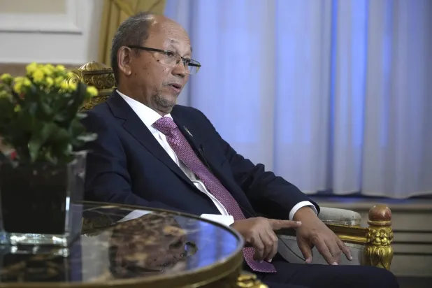 ليزلي فولتير رئيس المجلس الرئاسي الانتقالي في هايتي في مقابلة مع وكالة أنباء «أسوشيتد برس» (ا.ب)