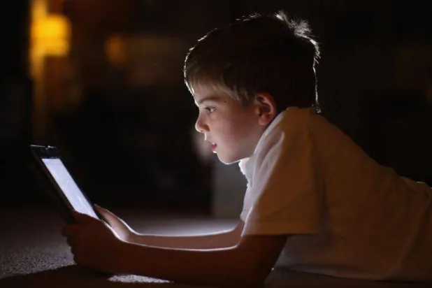 الغضب عند الابتعاد عن الأجهزة الإلكترونية أحد مؤشرات التعلق الزائد من الأطفال بها (أرشيفية - سي إن إن)