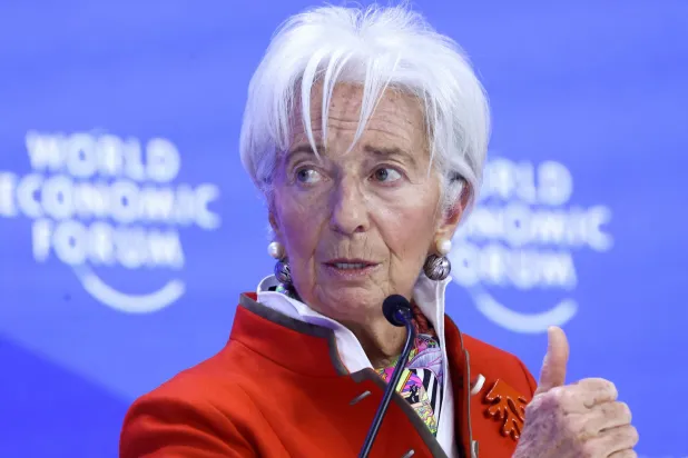 رئيسة البنك المركزي الأوروبي تتحدث في إحدى جلسات المنتدى الاقتصادي العالمي في دافوس (رويترز)