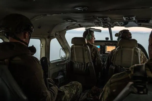 طيار من القوات الجوية الأميركية يدرب أفراد الخدمة الأفغانية في عام 2018 (نيويورك تايمز)